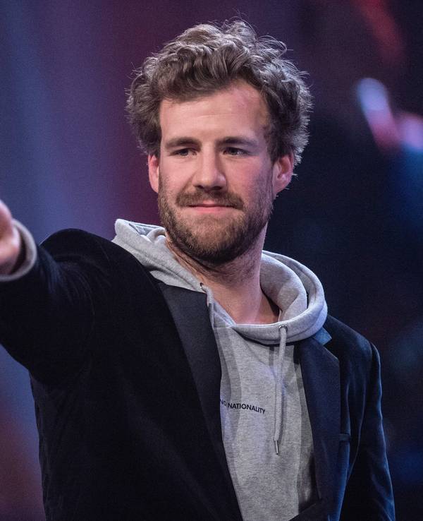 Luke Mockridge zeigt auf Menschen