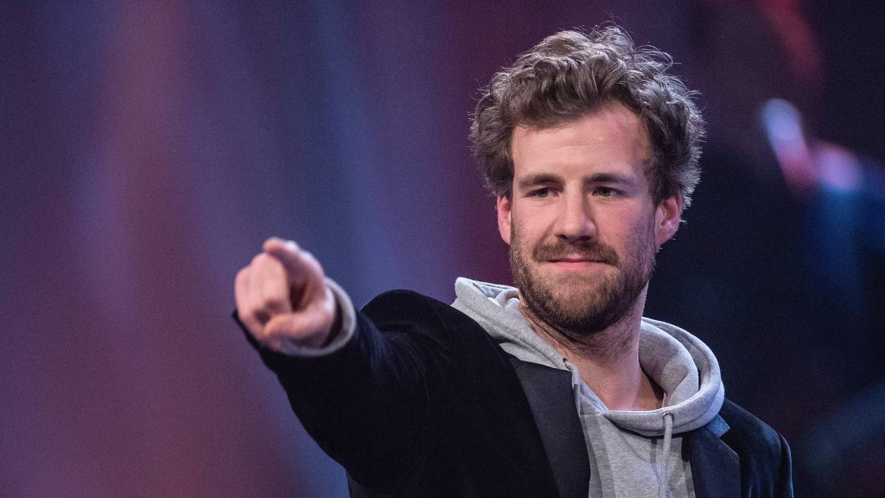 Luke Mockridge zeigt auf Menschen