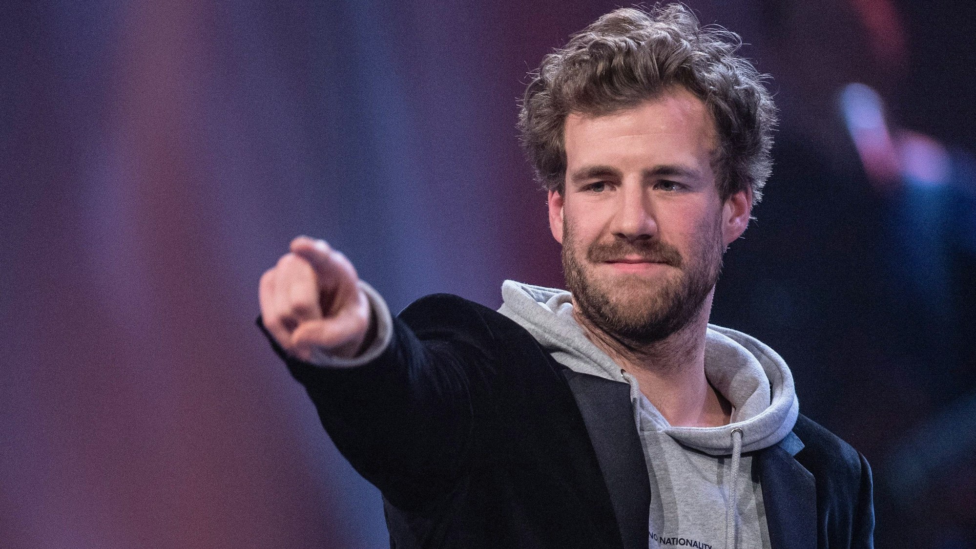 Luke Mockridge zeigt auf Menschen