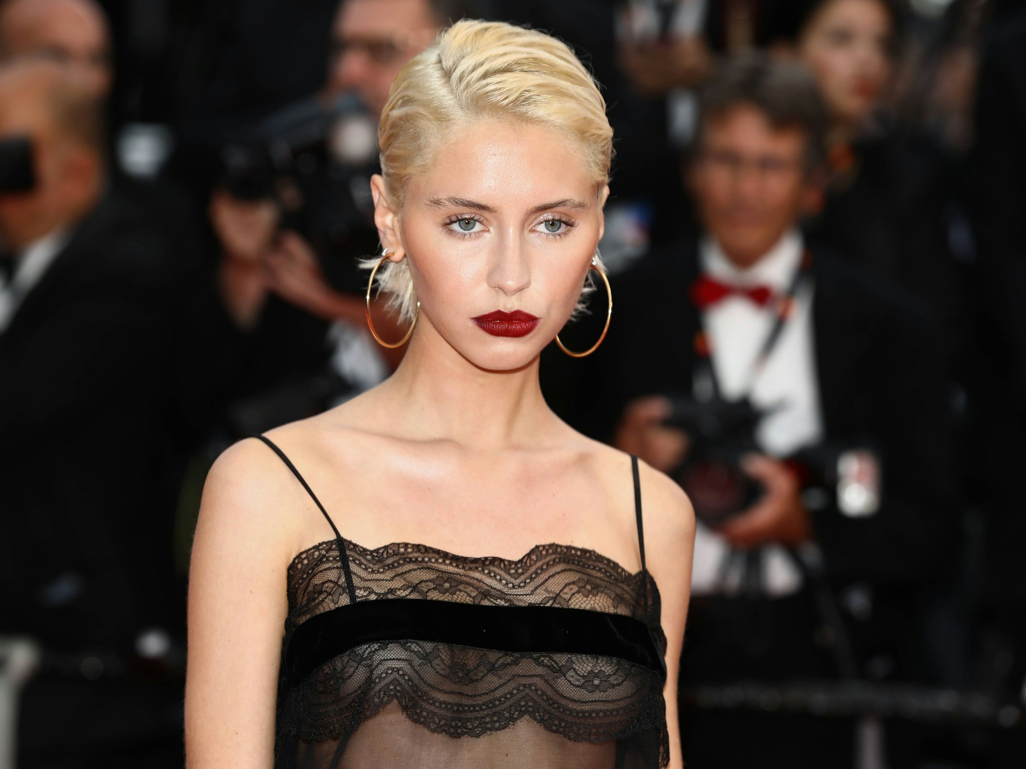 Iris Law auf dem Roten Teppich bei den Filmfestspielen in Cannes.
