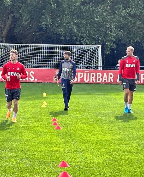 Florian Kainz (l.) und Luca Kilian (r.) am Mittwoch (11. September 2024) mit Reha-Coach Leif Frach auf dem Platz.