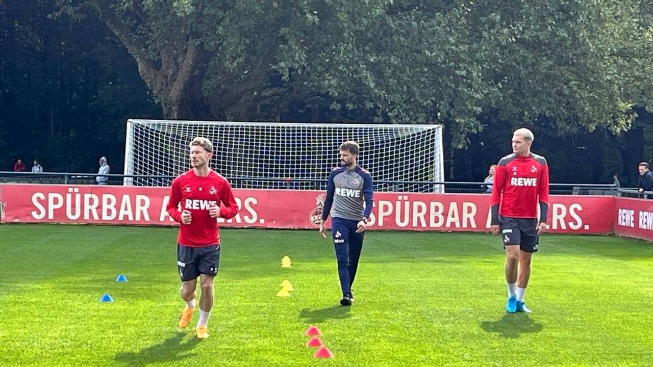 Florian Kainz (l.) und Luca Kilian (r.) am Mittwoch (11. September 2024) mit Reha-Coach Leif Frach auf dem Platz.