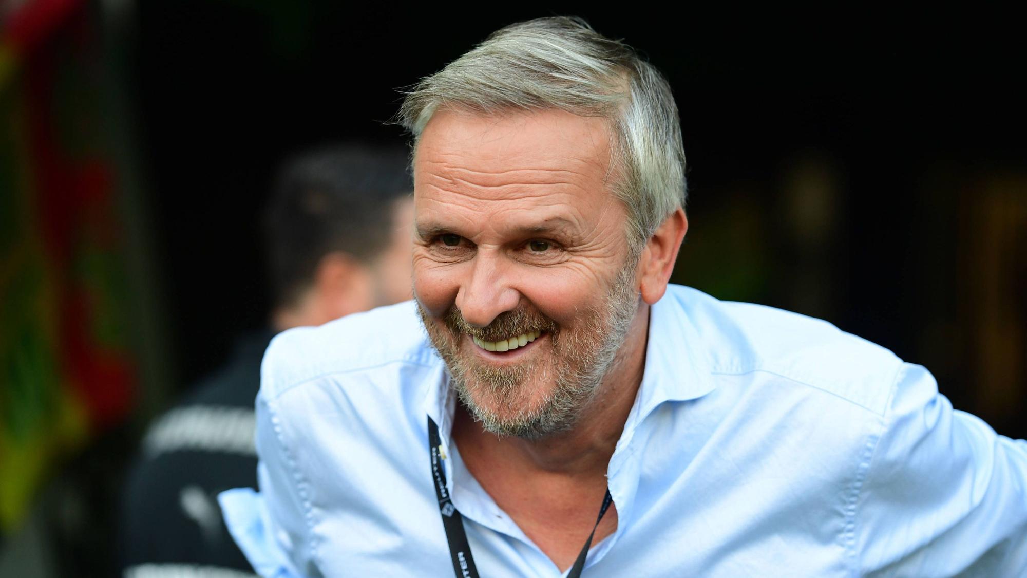 Didi Hamann lacht am Rande eines Bundesliga-Spiels.