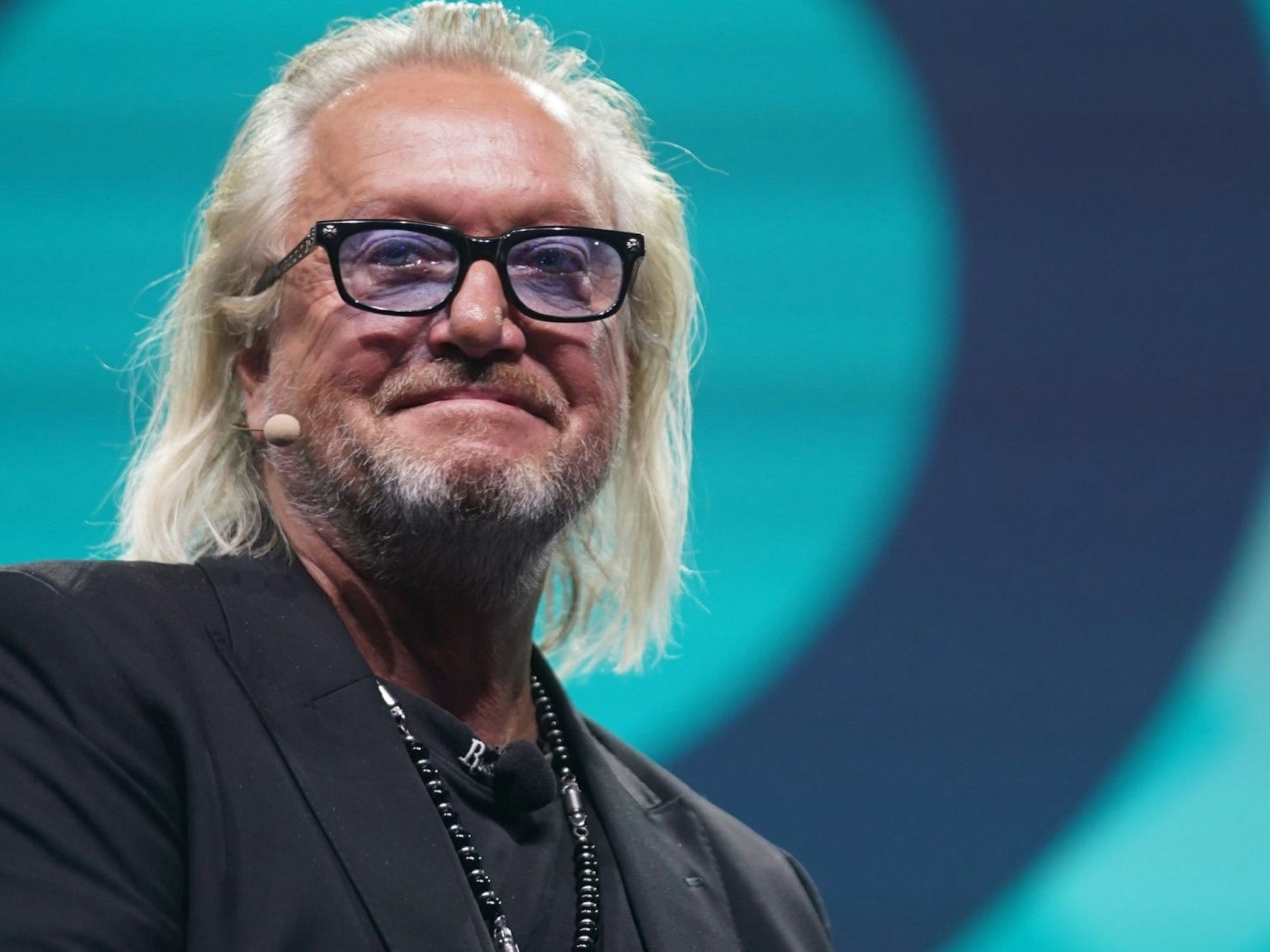 Robert Geiss, Unternehmer und TV-Reality-Star, steht auf der Bühne der Digital-Messe OMR in den Messehallen. Rund 70.000 Besucher werden am 9. und 10. Mai zum diesjährigen OMR Festival in Hamburg erwartet, einer der größten Marketing- und Digitalkonferenzen in Europa. +++ dpa-Bildfunk +++