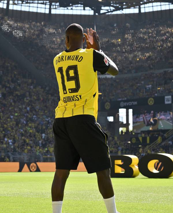 Serhou Guirassy von Borussia Dortmund wird im Stadion vorgestellt.