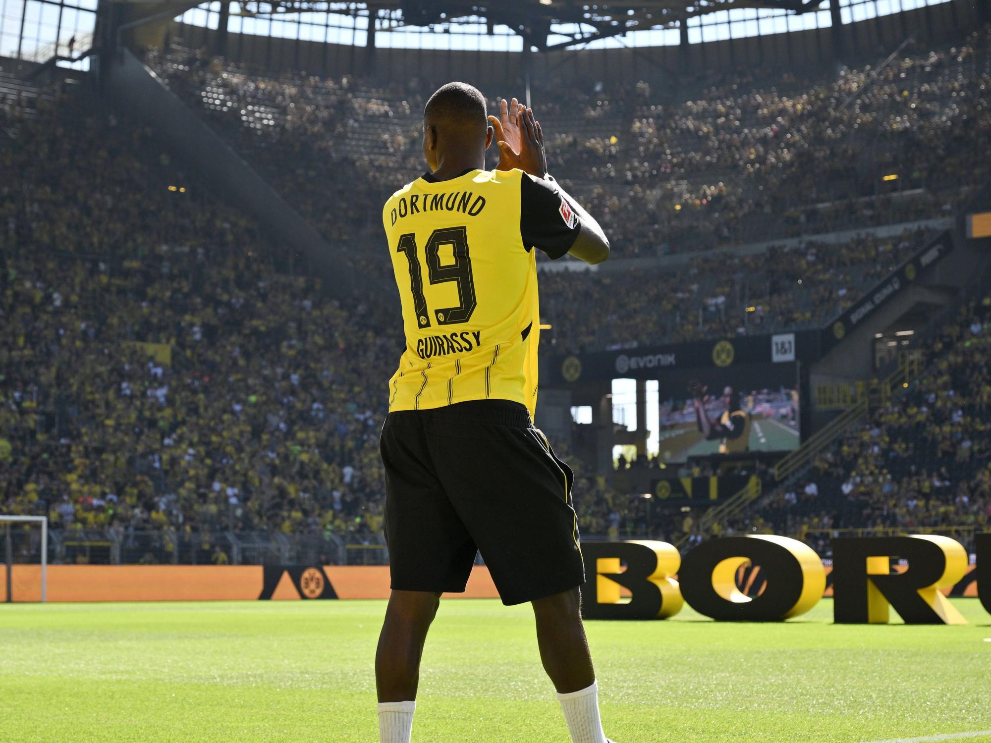 Serhou Guirassy von Borussia Dortmund wird im Stadion vorgestellt.