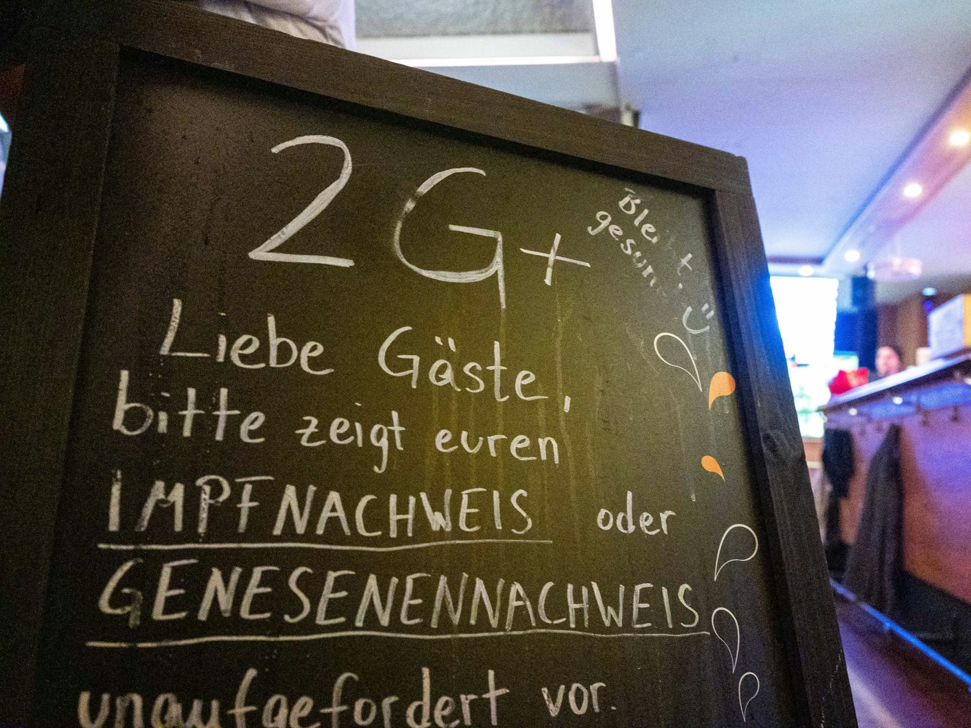 Hinweistafel zur 2G+ Regelung in einer Kneipe.