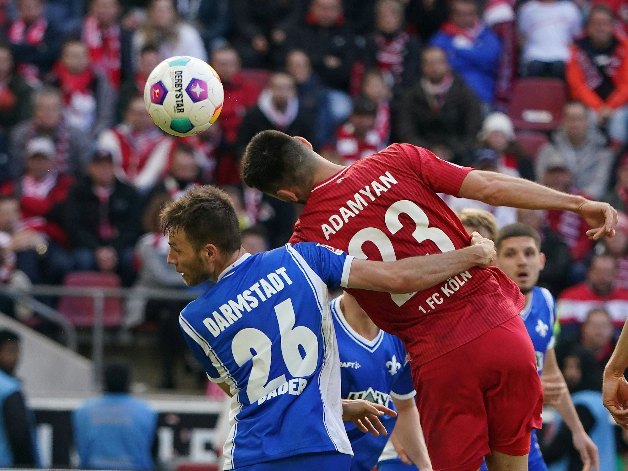 FC-Profi Sargis Adamyan im Luft-Duell mit dem Darmstädter Matthias Bader.