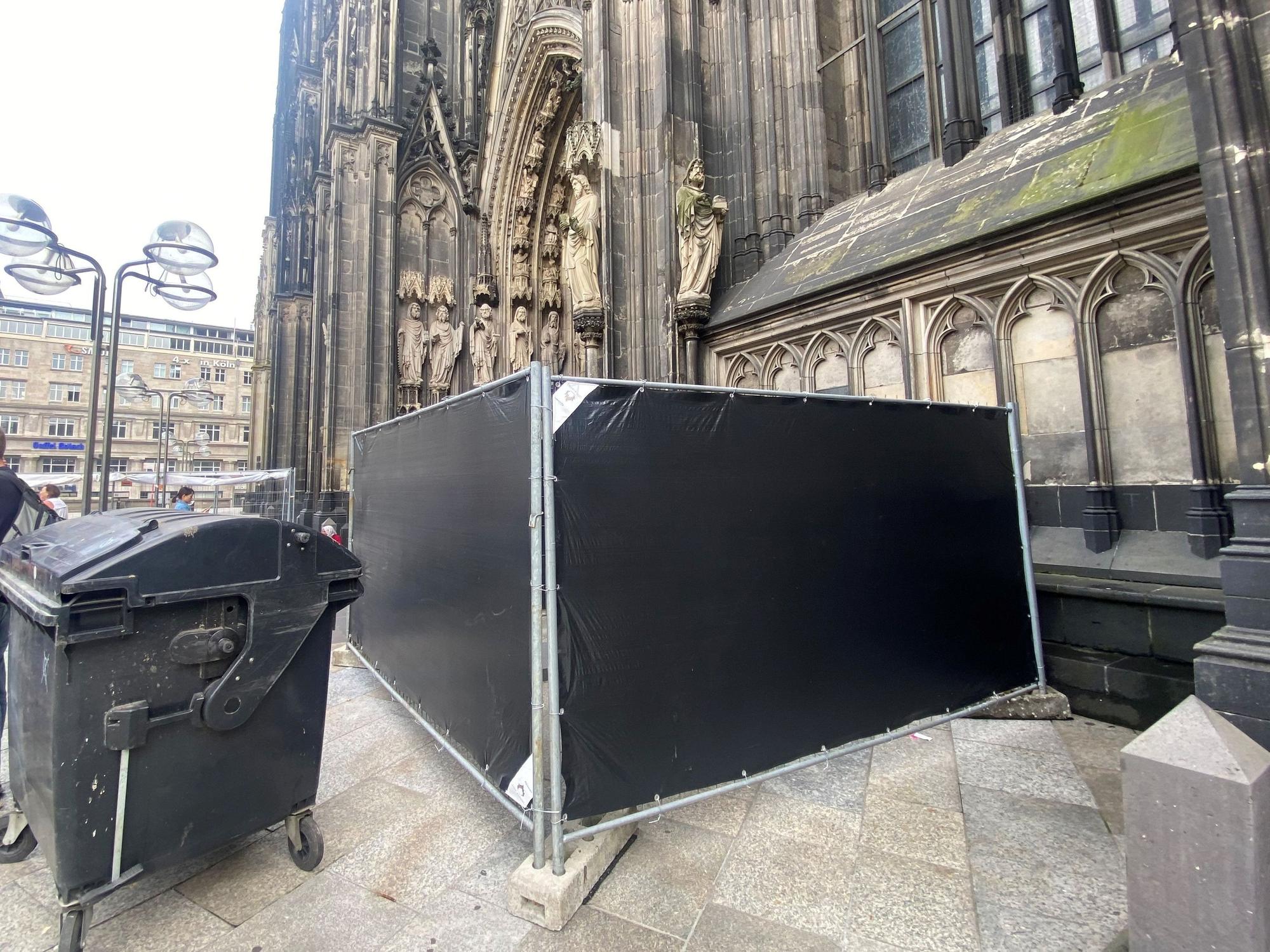 Bereich am Kölner Dom ist mit Zaun und schwarzer Plane abgedeckt.