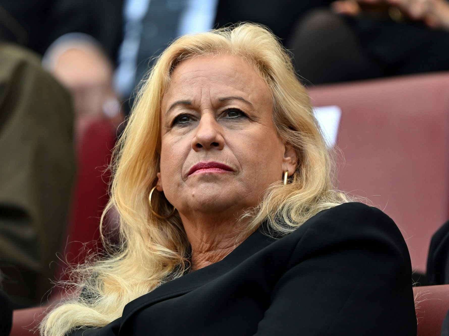 Angelica Camm-Daum, Ehefrau von Christoph Daum, sitzt während der Trauerfeier im Stadion.