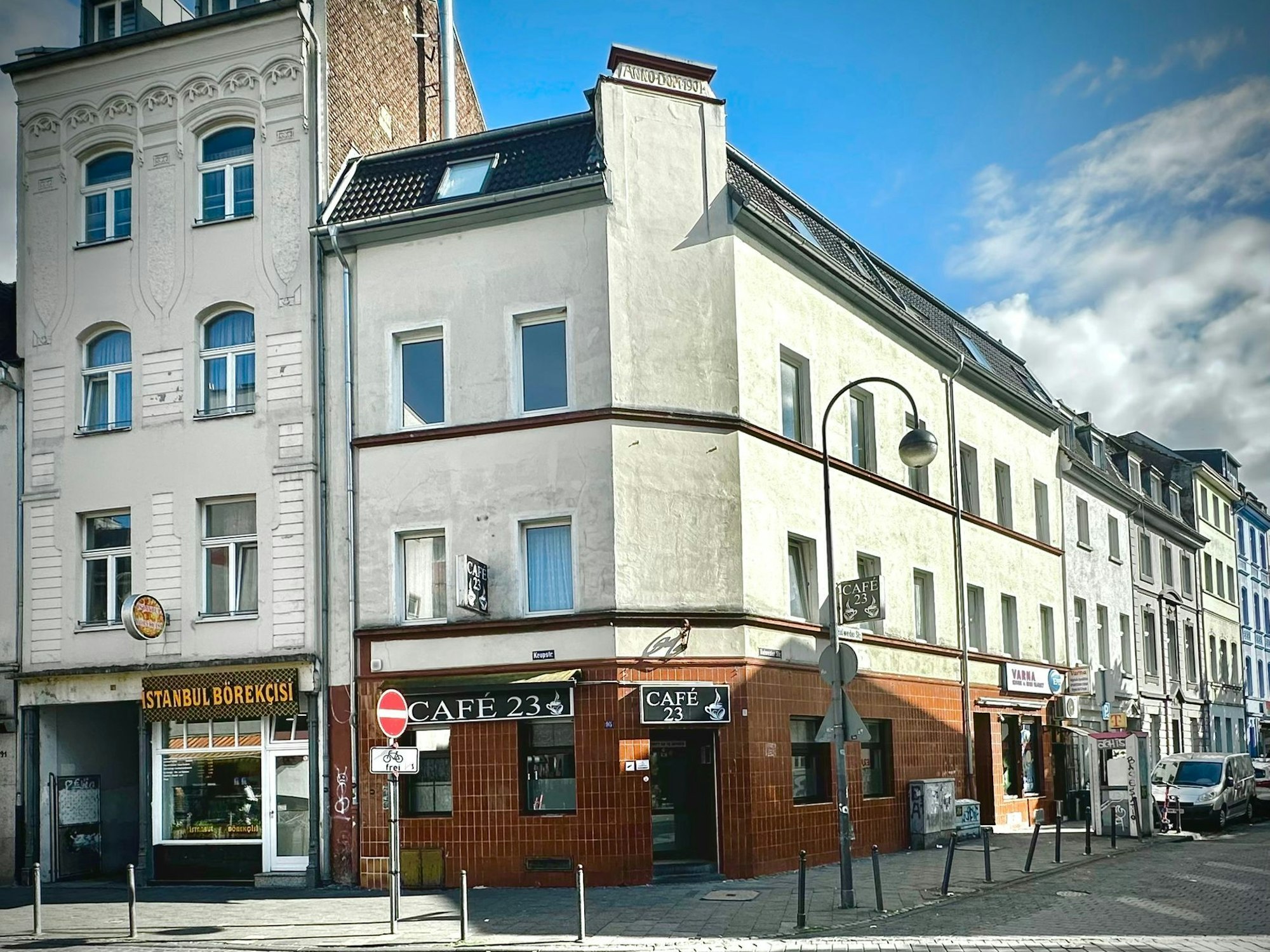 Die Adresse Keupstraße 95. Heute befindet sich ein Café im unteren Teil des Gebäudes. Vor vielen Jahren begann hier eine grauenvolle Mordserie.