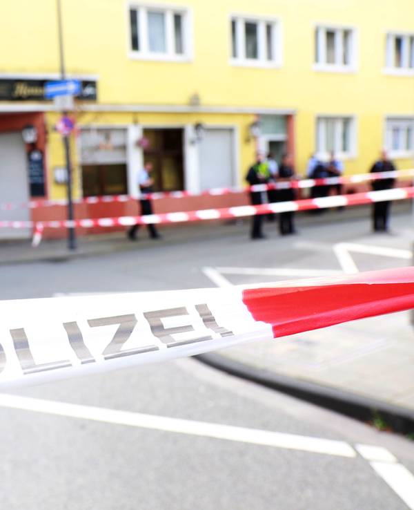 Polizeiabsperrband vor einem Gebäude in Köln