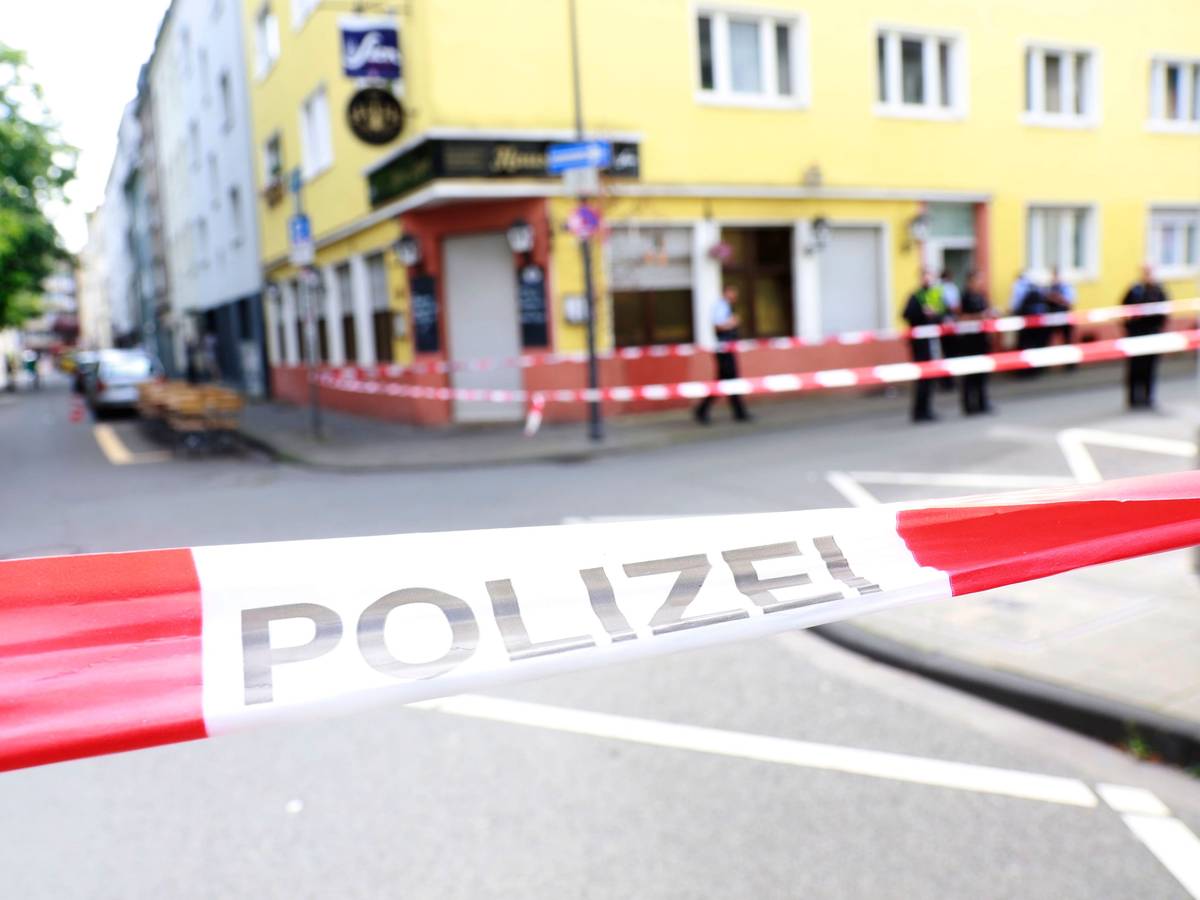 Polizeiabsperrband vor einem Gebäude in Köln