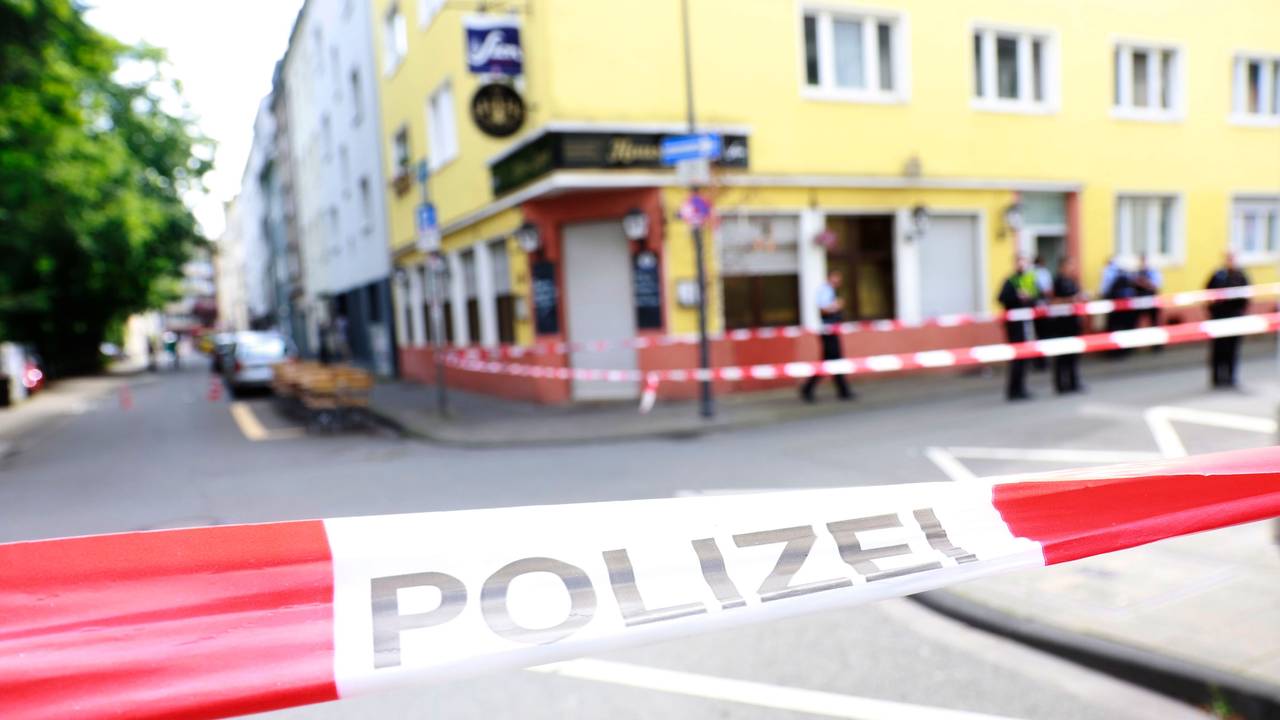 Polizeiabsperrband vor einem Gebäude in Köln