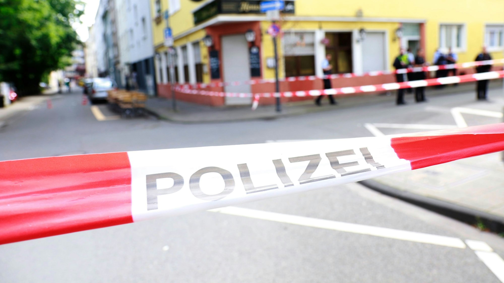 Polizeiabsperrband vor einem Gebäude in Köln