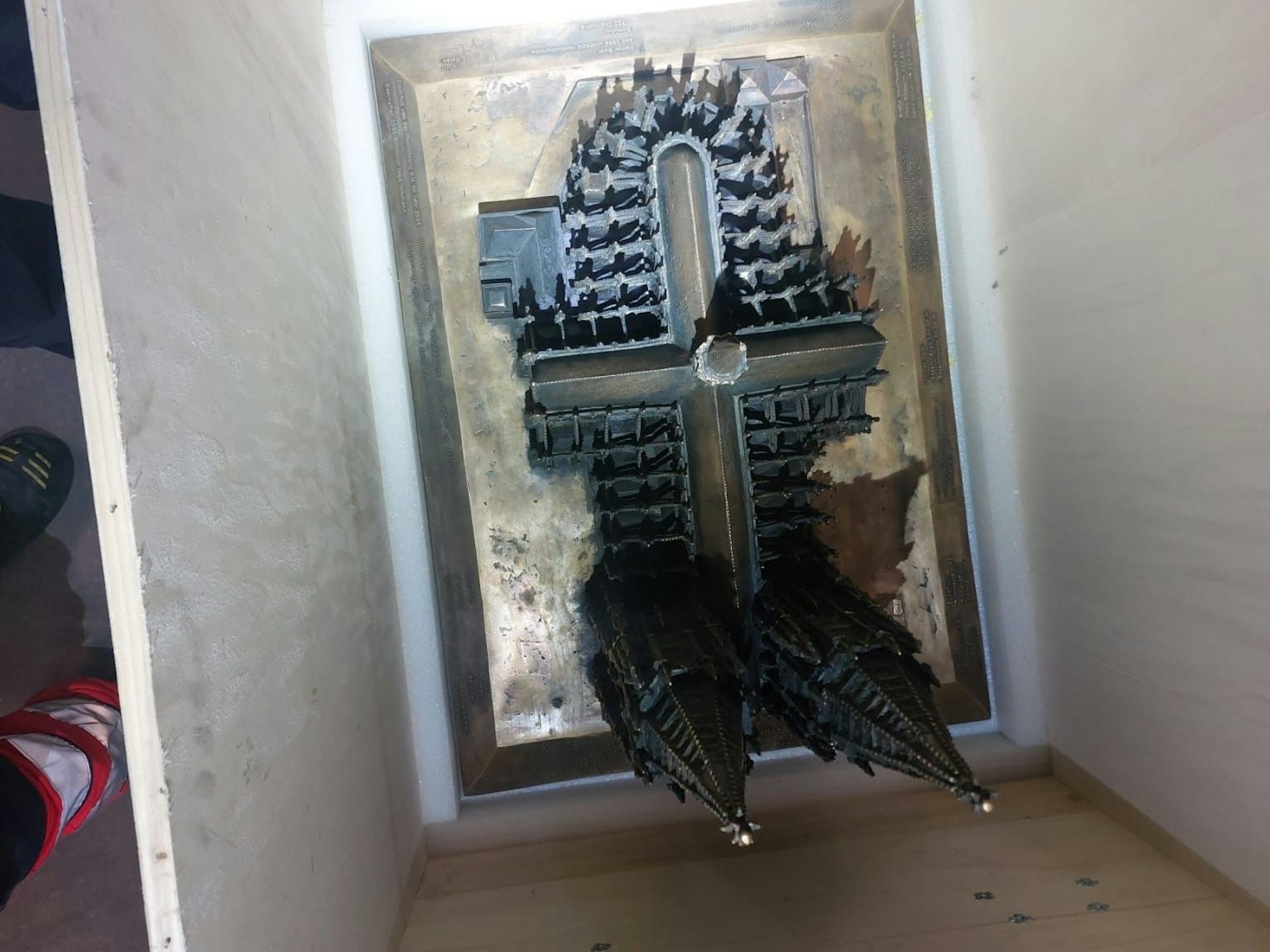 Der Kölner Dom aus Bronze zum Tasten