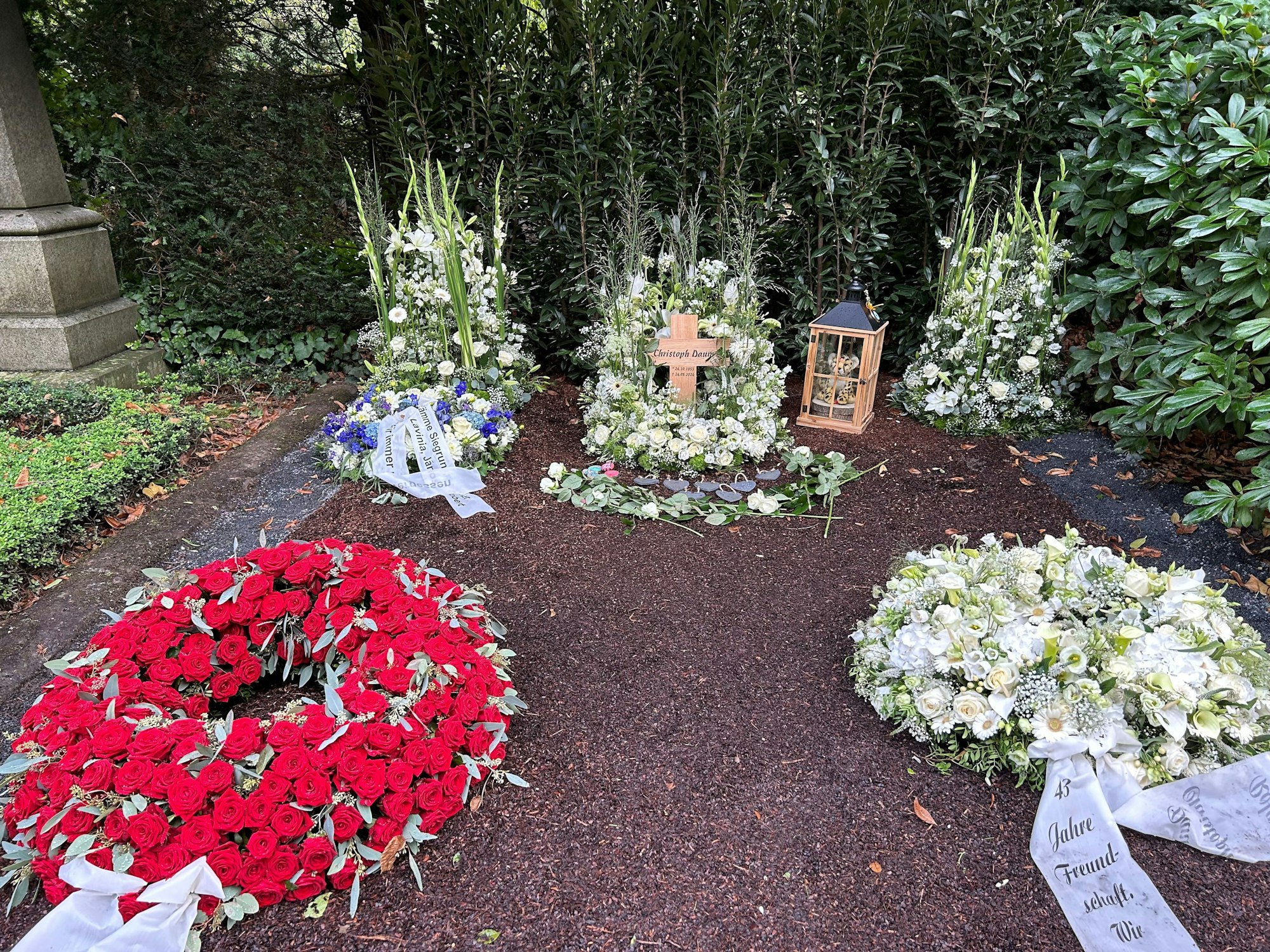 Blick auf das Grab von Christoph Daum in Köln.