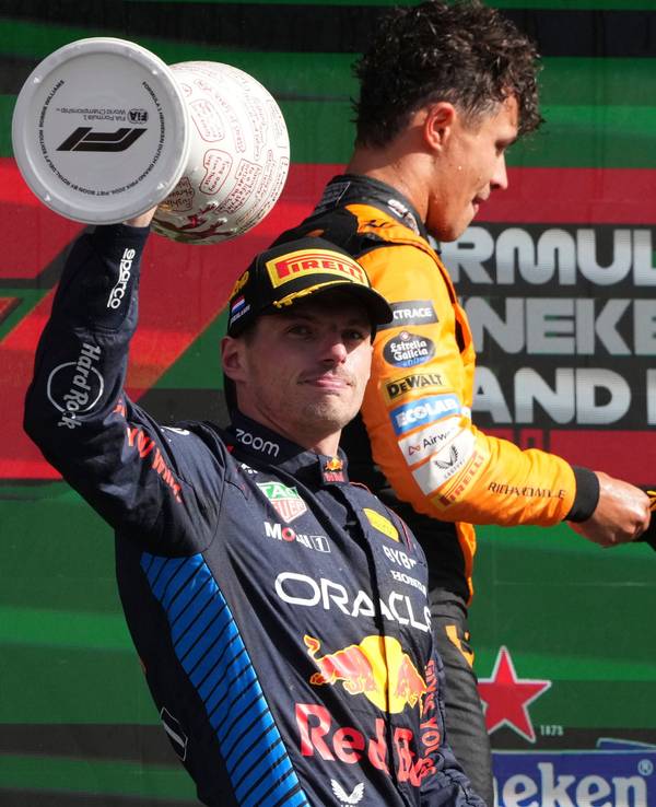 Max Verstappen und Lando Norris am 25. August 2024 auf dem Podium nach dem Grand Prix in der Niederlande.
