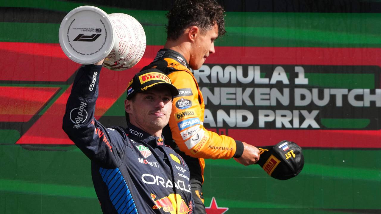 Max Verstappen und Lando Norris am 25. August 2024 auf dem Podium nach dem Grand Prix in der Niederlande.