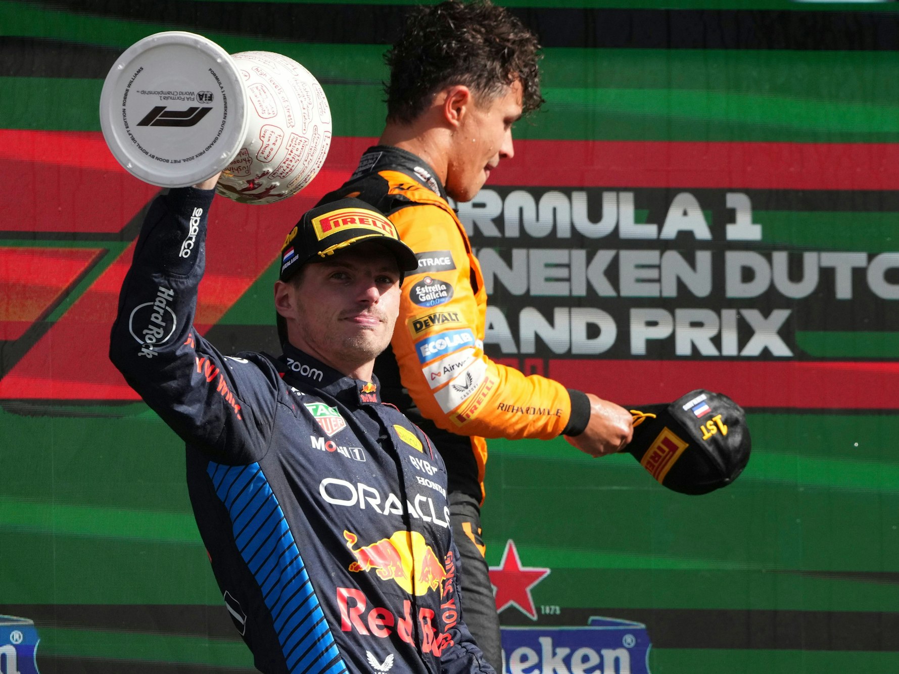 Max Verstappen und Lando Norris am 25. August 2024 auf dem Podium nach dem Grand Prix in der Niederlande.