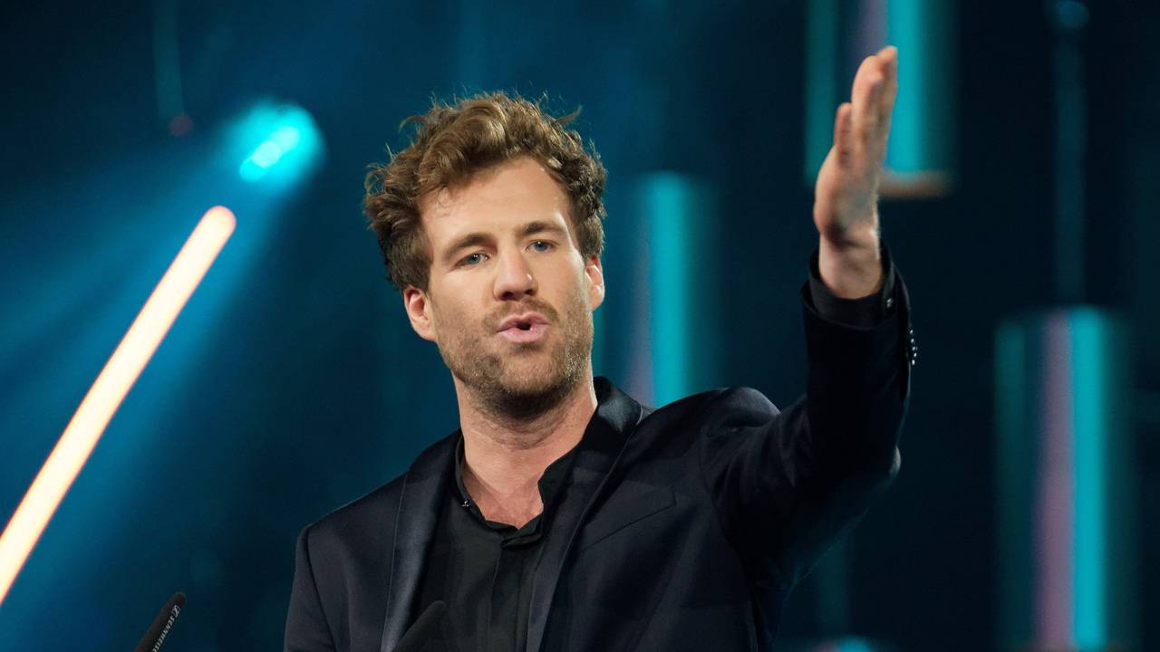Der Comedian Luke Mockridge freut sich bei der „Verleihung des Deutschen Comedypreises 2019“ über die Auszeichnung in der Kategorie „Beste Komikerin/Bester Komiker“.