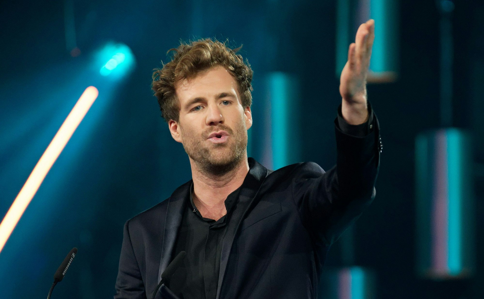 Der Comedian Luke Mockridge freut sich bei der „Verleihung des Deutschen Comedypreises 2019“ über die Auszeichnung in der Kategorie „Beste Komikerin/Bester Komiker“.