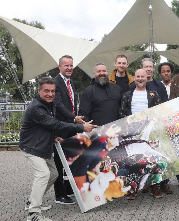Der „Kölsche Countdown“ am Tanzbrunnen mit der „Grossen von 1823“.
