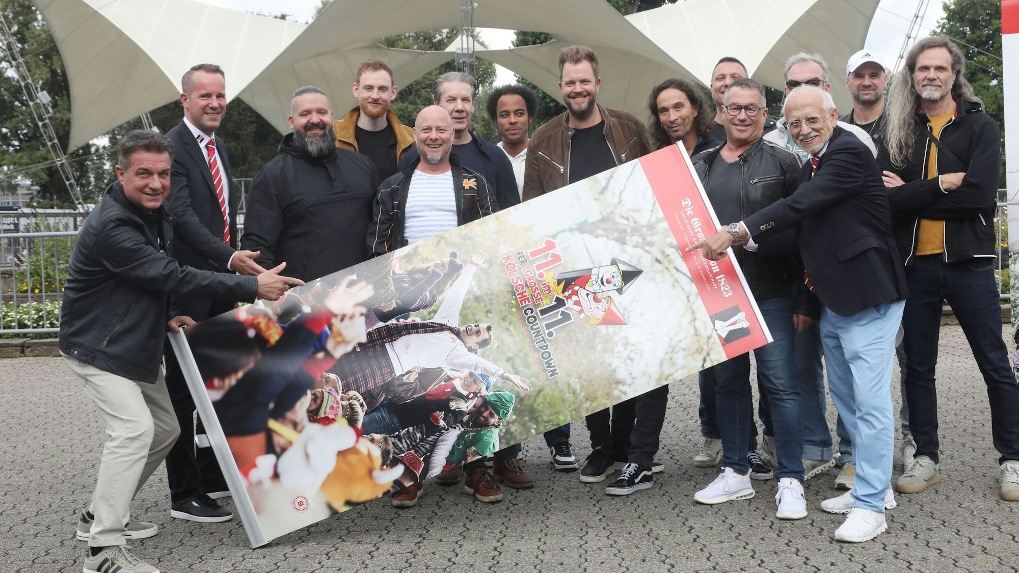 Der „Kölsche Countdown“ am Tanzbrunnen mit der „Grossen von 1823“.