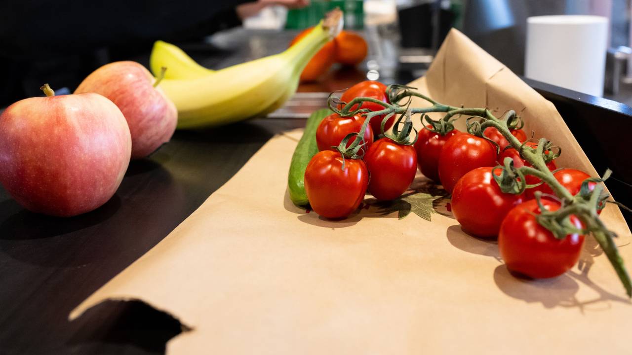 Lebensmittel liegen in einem Supermarkt an der Kasse auf dem Band. Vorläufige Zahlen zum Bruttoinlandsprodukt (BIP) im vierten Quartal veröffentlicht die Wiesbadener Behörde an diesem Montag. (zu dpa «Wirtschaft verliert Ende 2022 an Schwung - Neue Daten des Bundesamtes»)