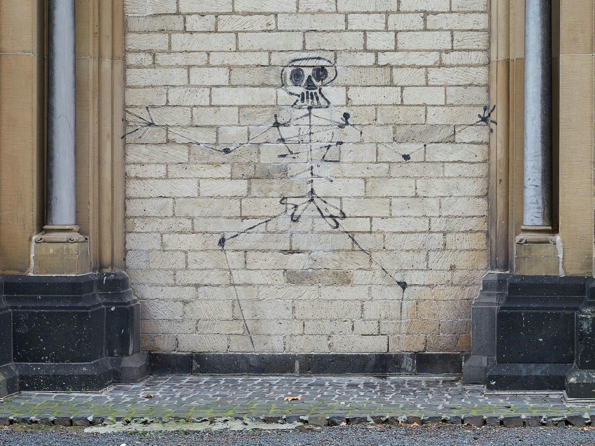 Das unbeschädigte Kölner Skelett-Kunstwerk.