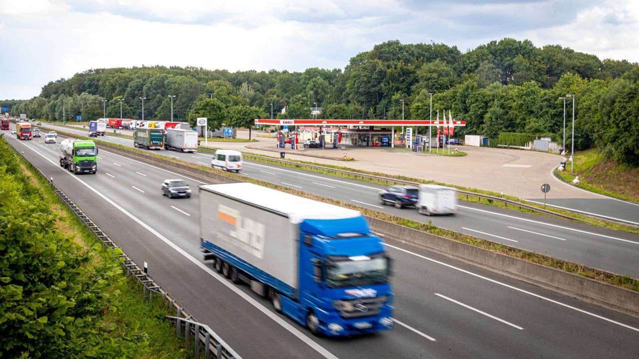 Blick auf die A1 und die Raststätte Münsterland West, es sind viele Autos und Lkw zu sehen.