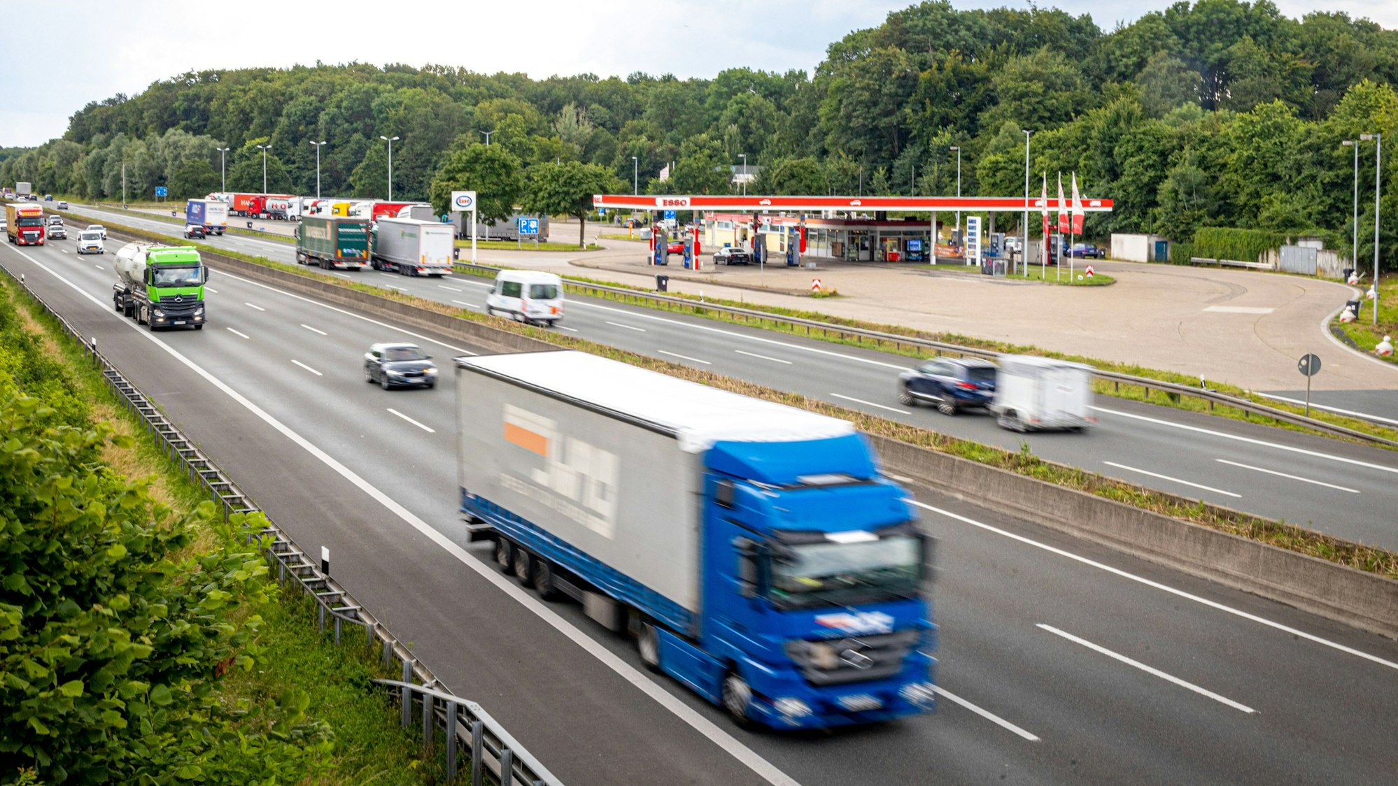Blick auf die A1 und die Raststätte Münsterland West, es sind viele Autos und Lkw zu sehen.