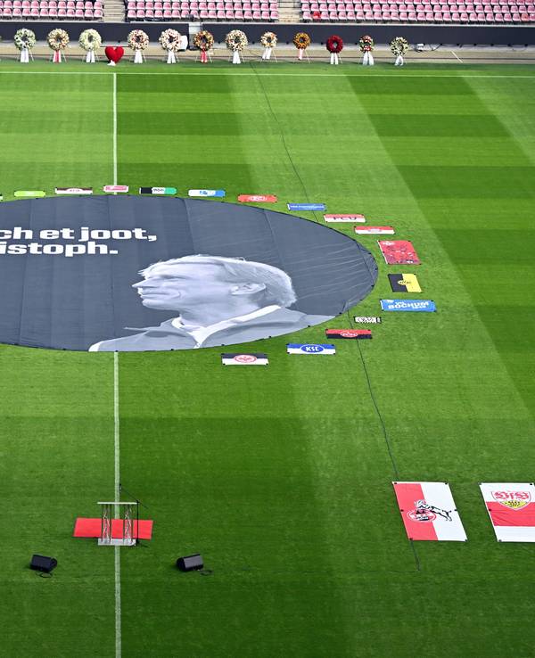Trauerfeier für den früheren Bundesliga-Trainer Christoph Daum im Kölner Stadion.