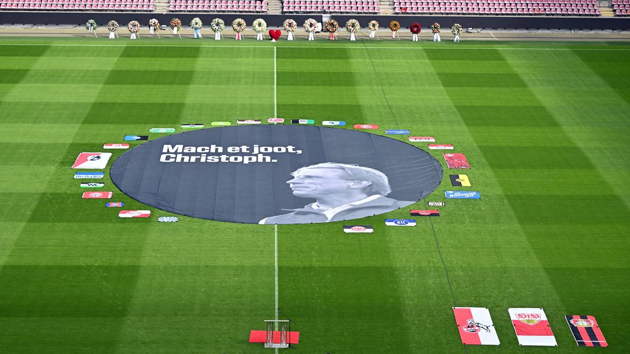 Trauerfeier für den früheren Bundesliga-Trainer Christoph Daum im Kölner Stadion.