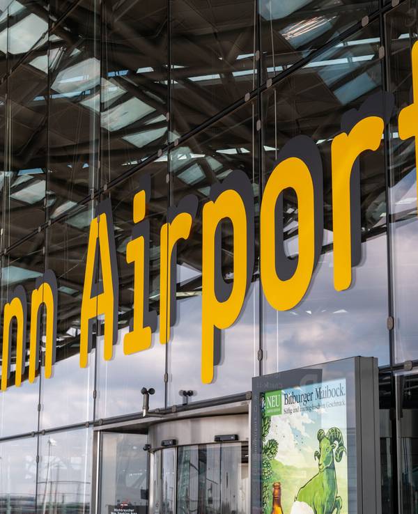Schriftzug Köln-Bonn Airport am Terminal 2 des Flughafens Köln-Bonn.