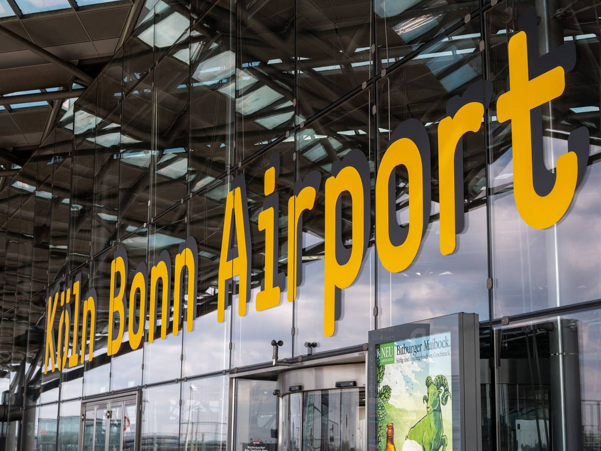 Schriftzug Köln-Bonn Airport am Terminal 2 des Flughafens Köln-Bonn.