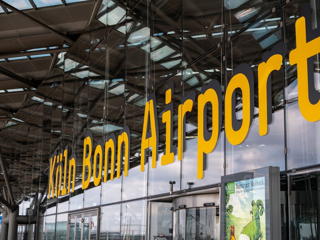 Schriftzug Köln-Bonn Airport am Terminal 2 des Flughafens Köln-Bonn.