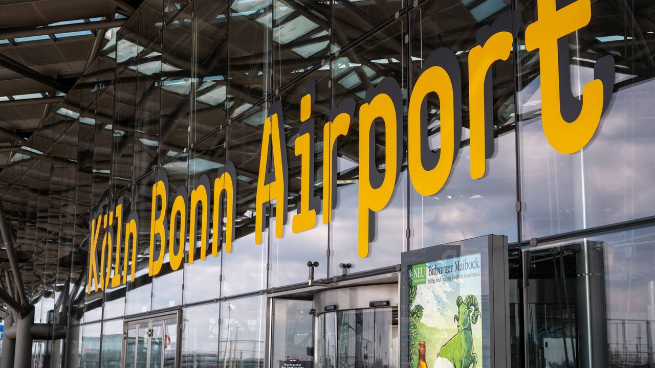 Schriftzug Köln-Bonn Airport am Terminal 2 des Flughafens Köln-Bonn.