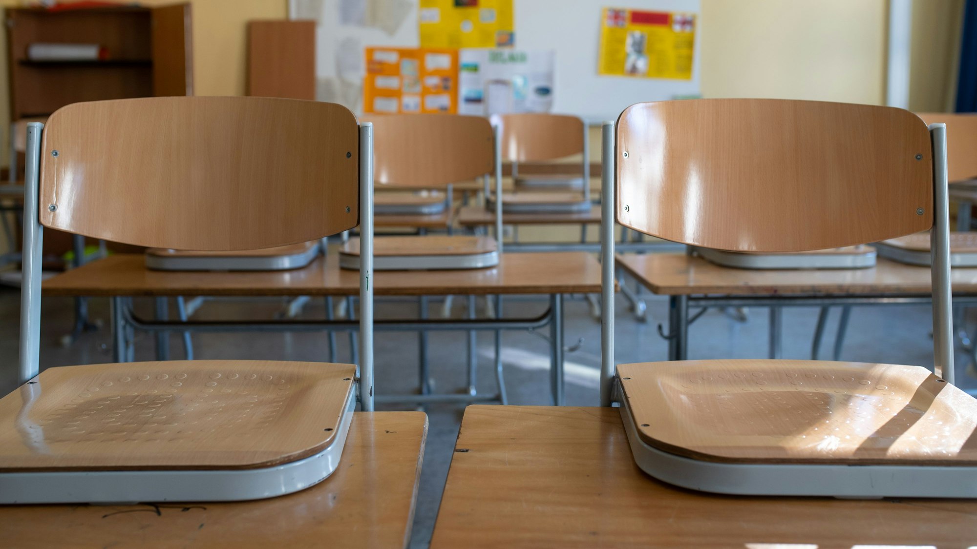 Ein leeres Klassenzimmer im Rupprecht-Gymnasium.