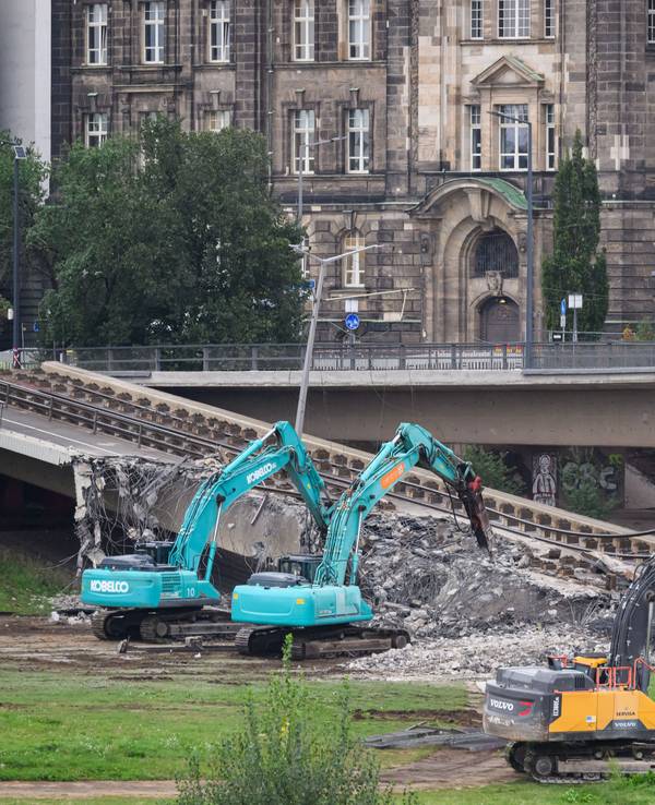 Mit Baggern werden weitere Teile der eingestürzten Carolabrücke abgerissen.
