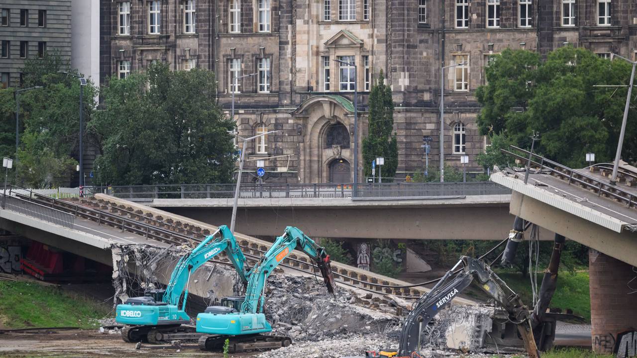 Mit Baggern werden weitere Teile der eingestürzten Carolabrücke abgerissen.