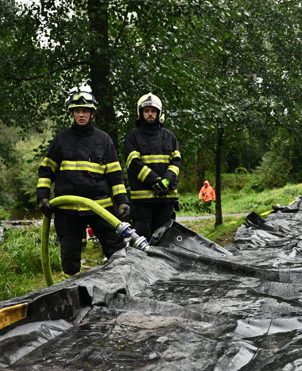 Die Feuerwehr führt Hochwasserschutzmaßnahmen durch. Entlang der Flüsse in Tschechien laufen die Vorbereitungen auf drohende Hochwasser. Die Regierung berief einen Krisenstab ein.