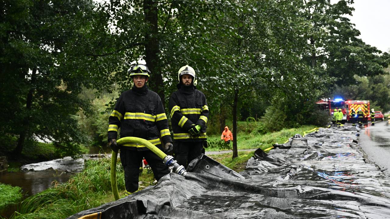 Die Feuerwehr führt Hochwasserschutzmaßnahmen durch. Entlang der Flüsse in Tschechien laufen die Vorbereitungen auf drohende Hochwasser. Die Regierung berief einen Krisenstab ein.