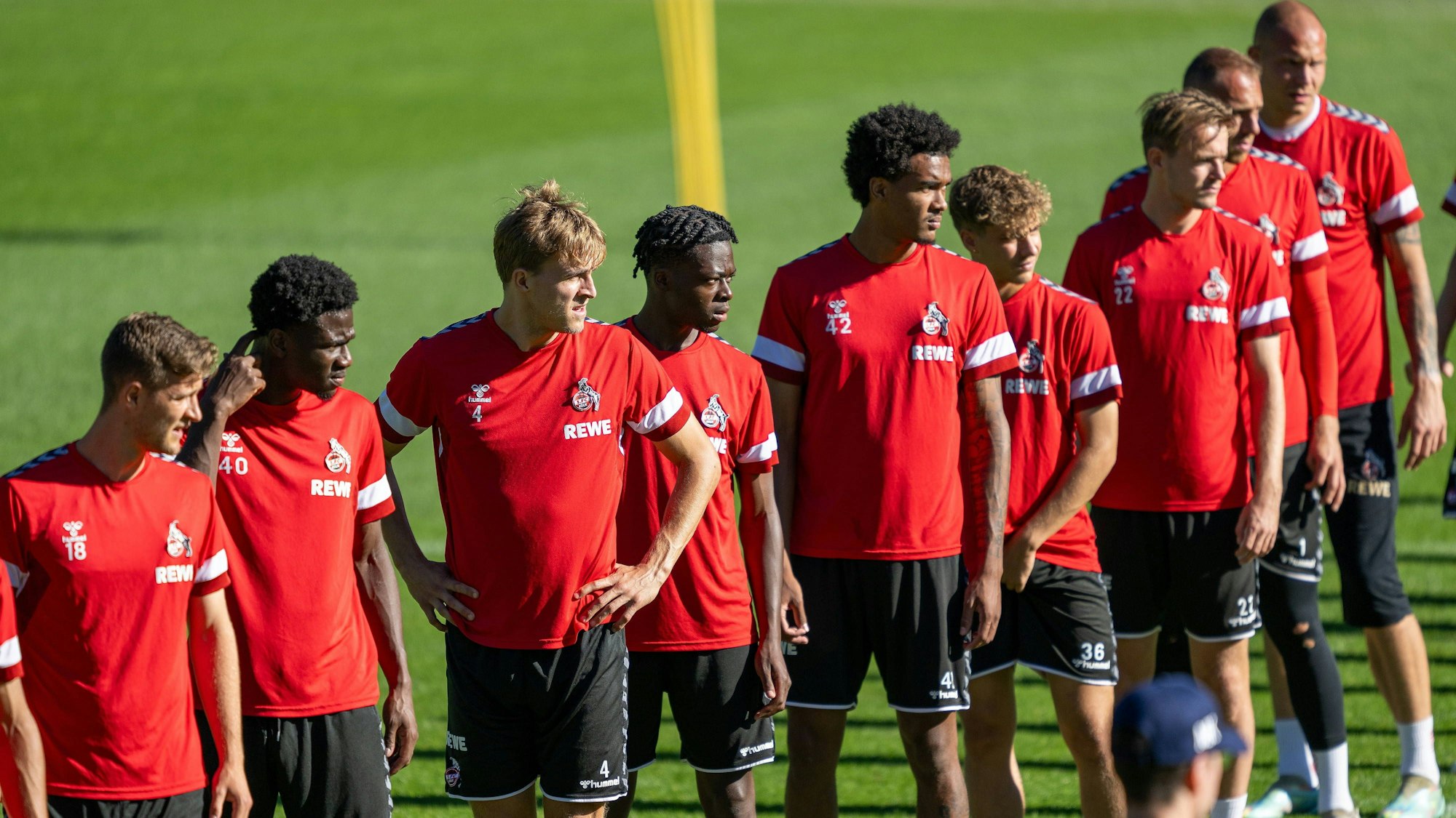 Beim Profi-Training in Köln dabei: Pierre Nadjombe (4.v.l.) neben zahlreichen FC-Kollegen.