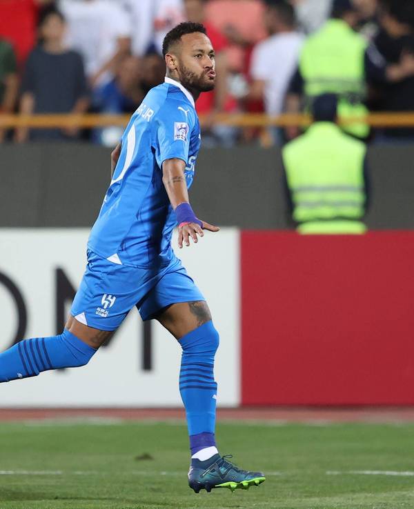 Neymar rennt über den Rasen im Al-Hilal-Trikot.