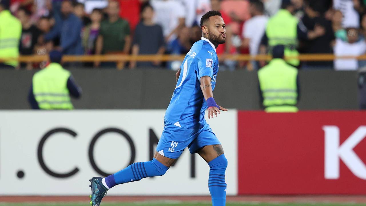 Neymar rennt über den Rasen im Al-Hilal-Trikot.