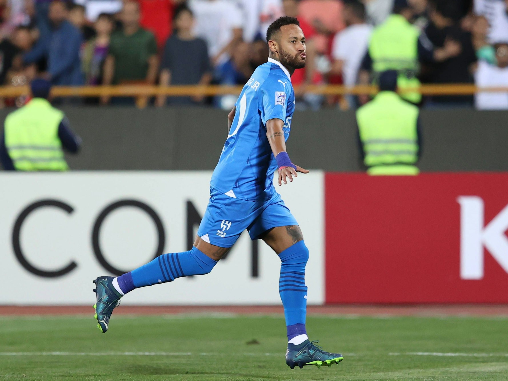 Neymar rennt über den Rasen im Al-Hilal-Trikot.