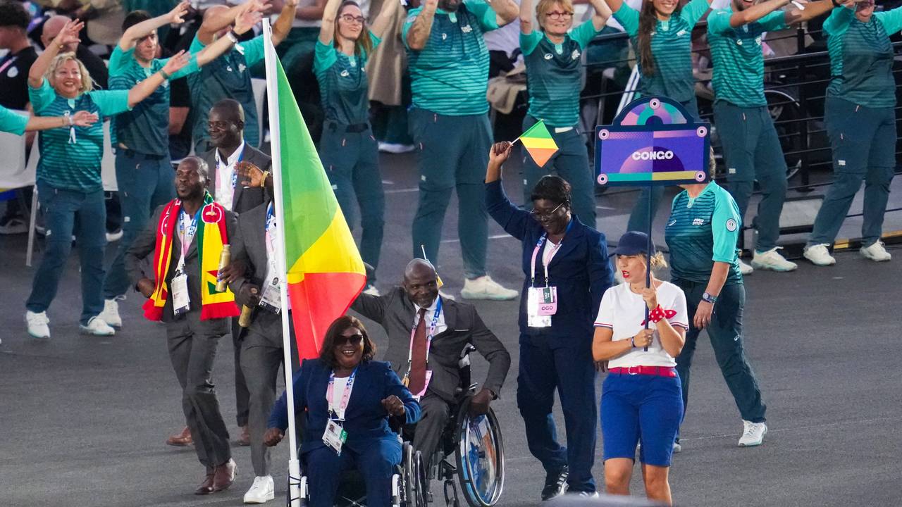 Emmanuel Grace Mouambako and Mireille Nganga tragen bei der Öffnungsfeier der Paralympischen Spiele am 28. August 2024 in Paris die Flagge Kongos.
