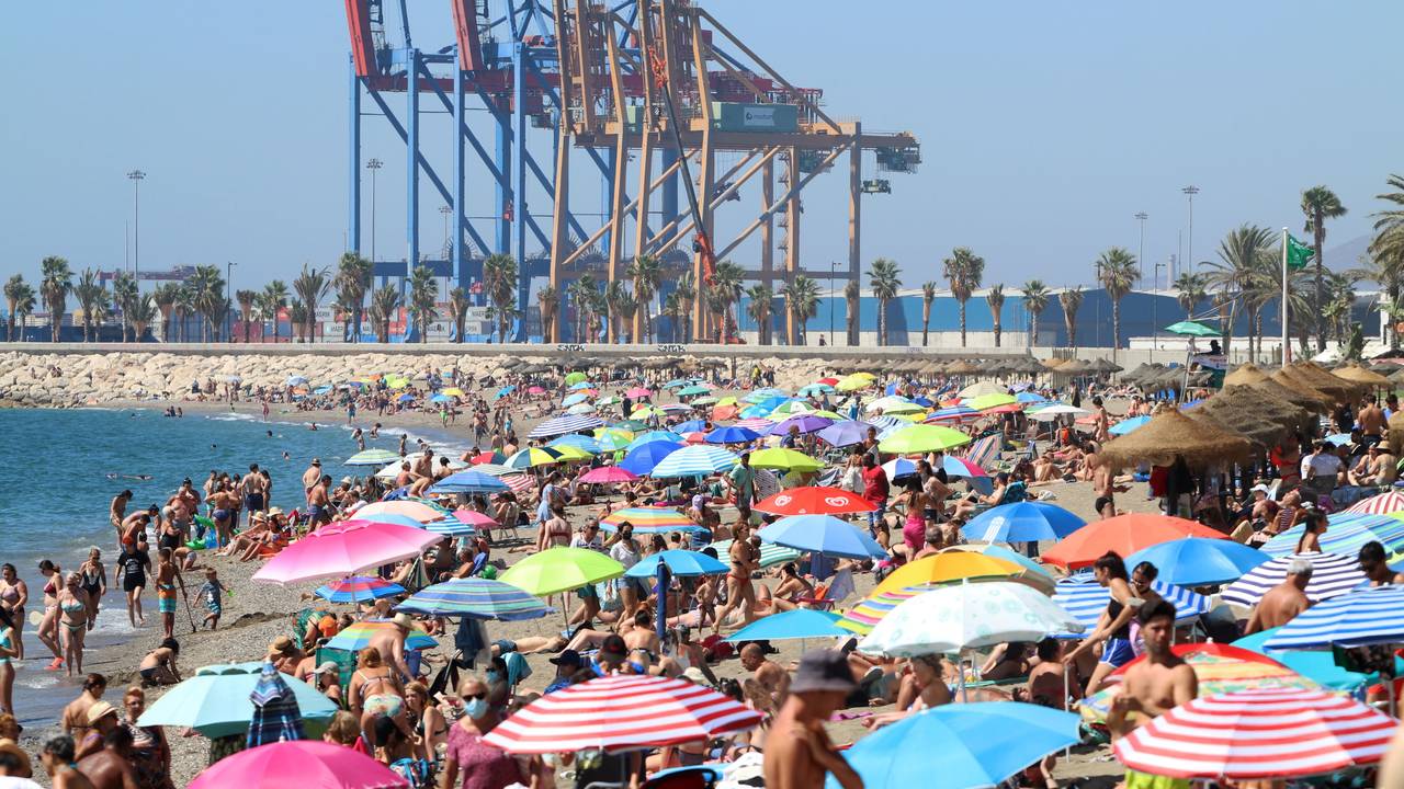 Badegäste und Touristen genießen einen Tag am Strand von La Malagueta.