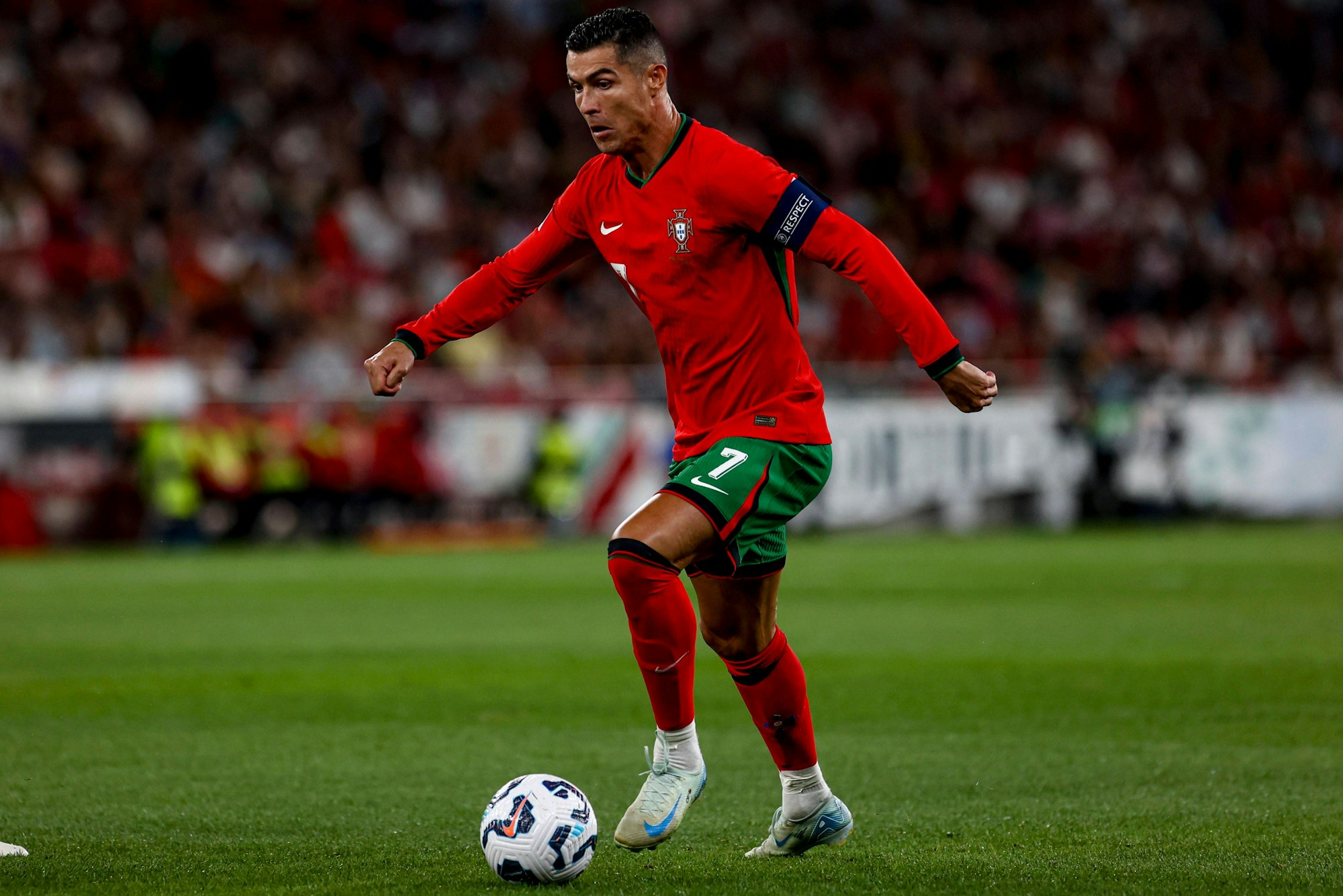Christiano Ronaldo im Dribbling beim Nations League Gruppenspiel gegen Schottland.